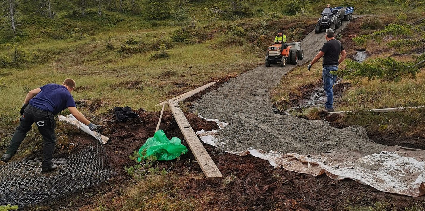 Dugnad på stien opp til gapahuken, Tomtvasslia